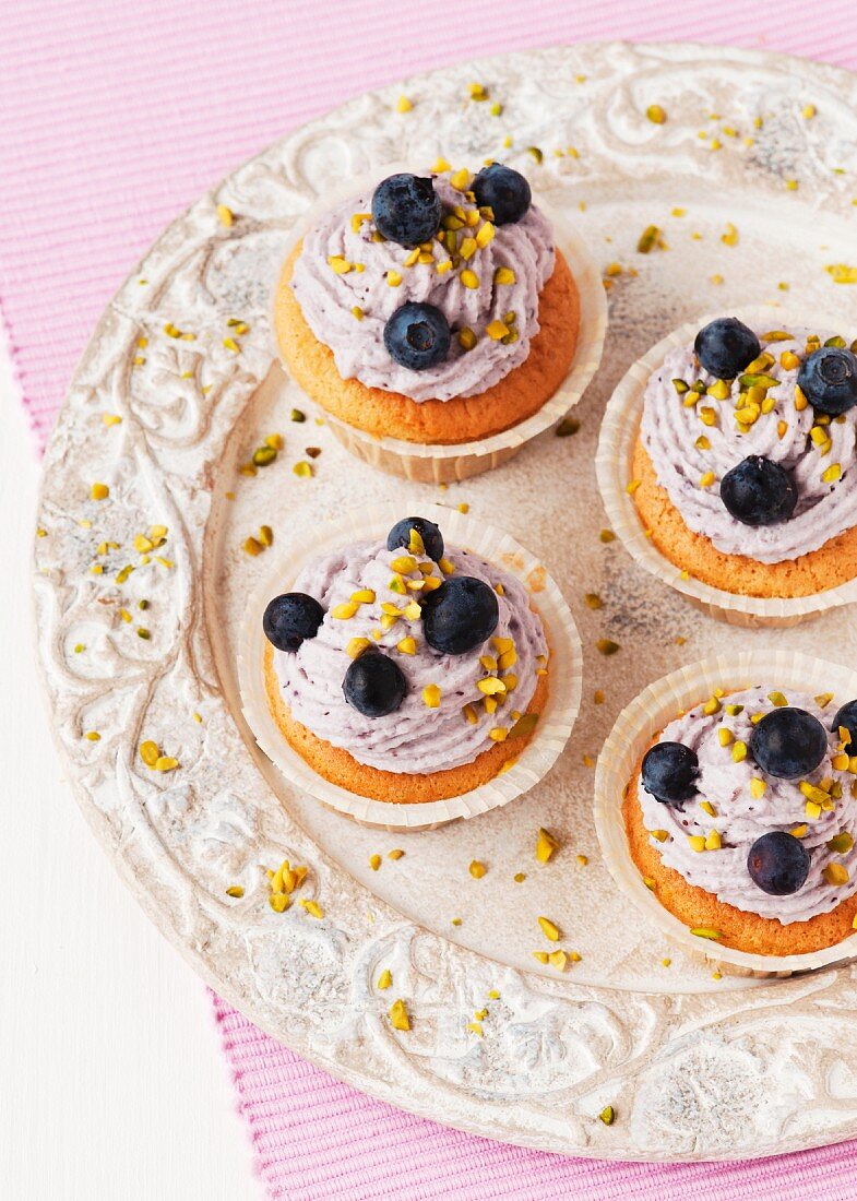 Cupcakeswith blueberry and mascarpone cream