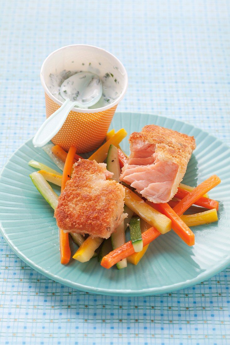 Lachsschnitzel mit Gemüsesticks und Kräuter-Joghurt-Dip