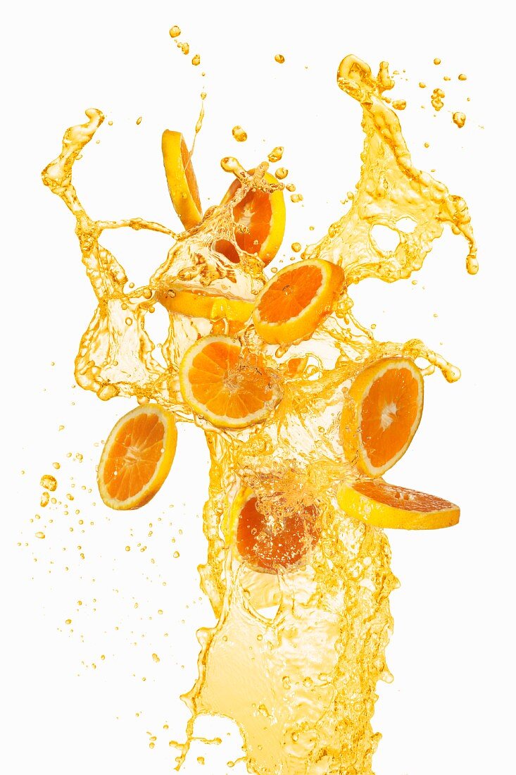 Orangenscheiben umspült von Orangensaft