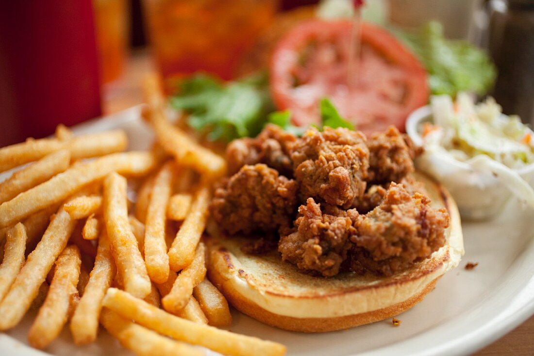 Sandwich mit frittierten Austern, Pommes frites und Coleslaw