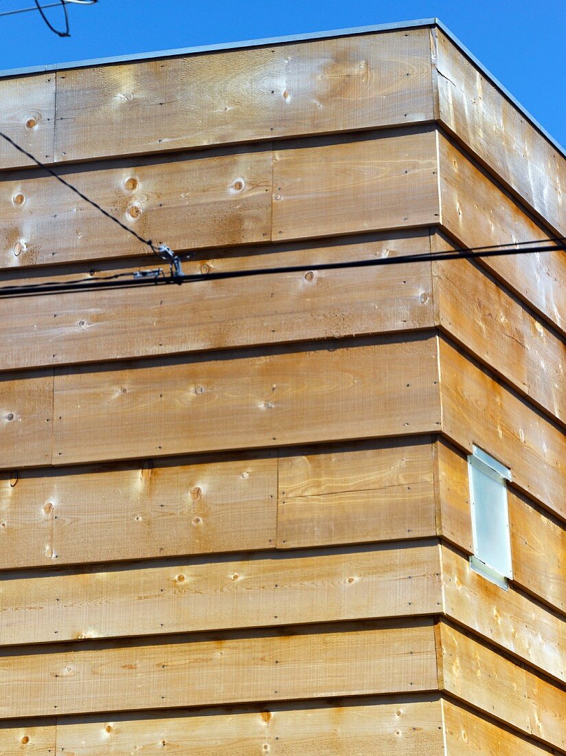 Horizontal wood cladding on corner of house