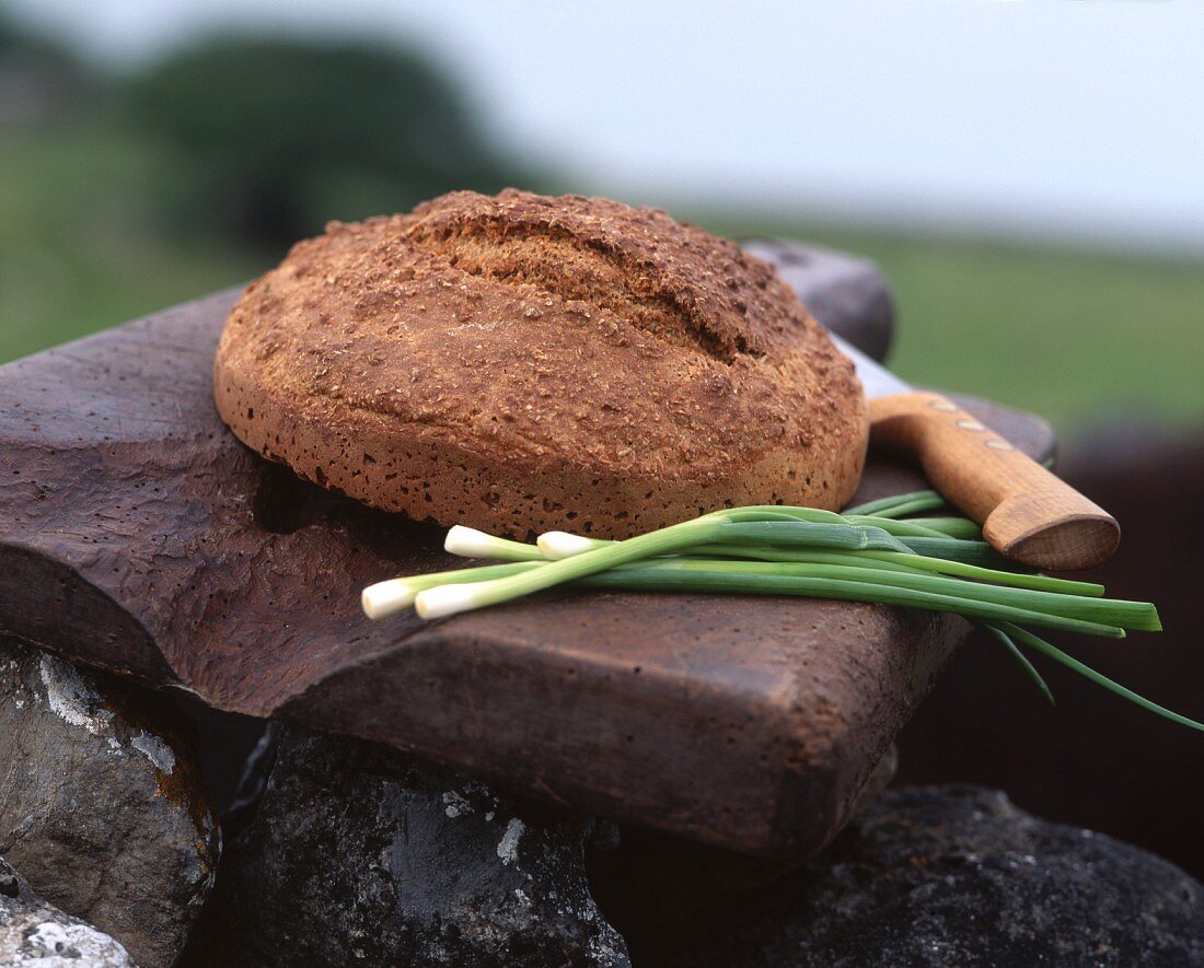 Brot auf Steinplatte im Freien (Irland)