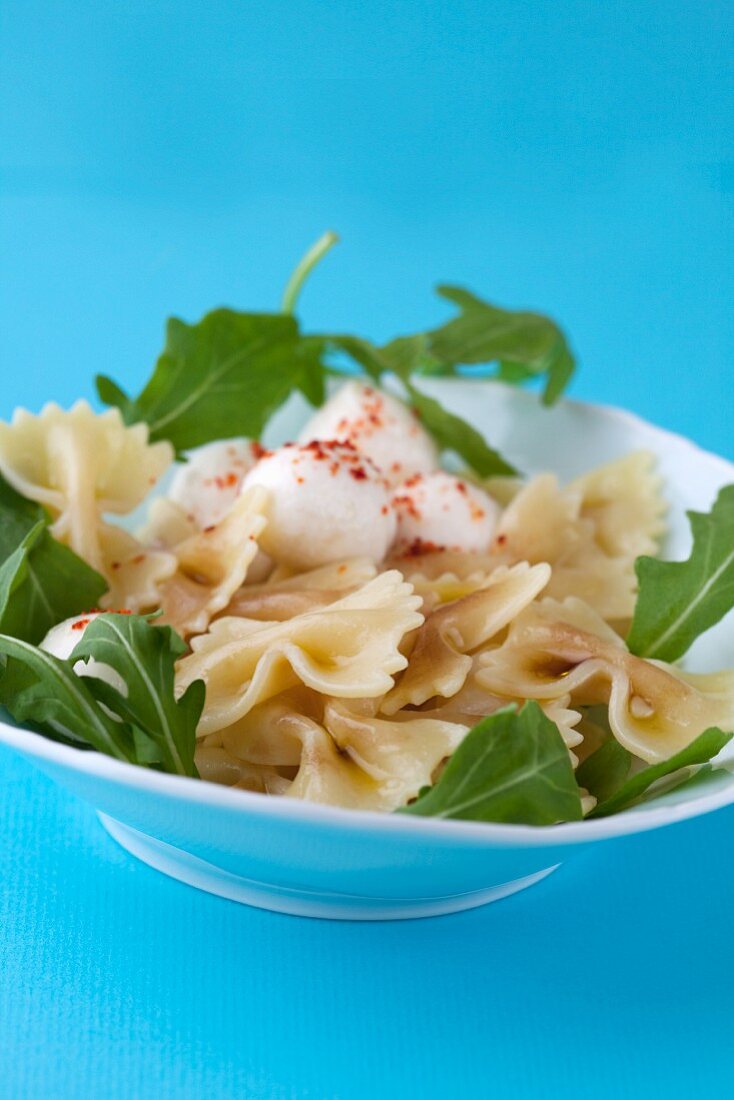 Nudelsalat mit Farfalle, Rucola & Mozzarella