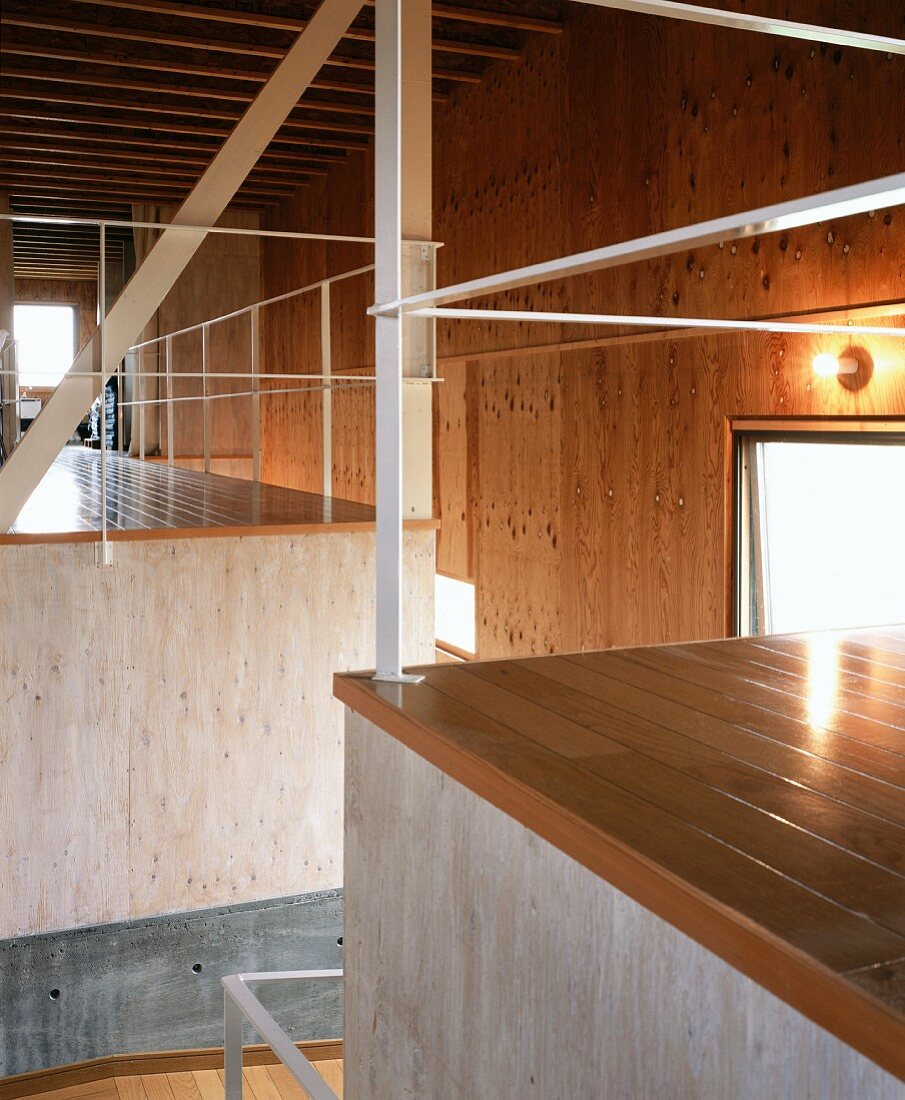 Modernes japanisches Wohnhaus mit Einbauten und Holzverkeidung an Wand und Decke