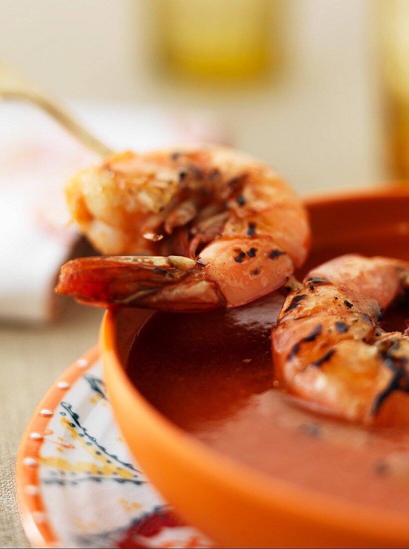 Gazpacho mit Shrimps (Close Up)