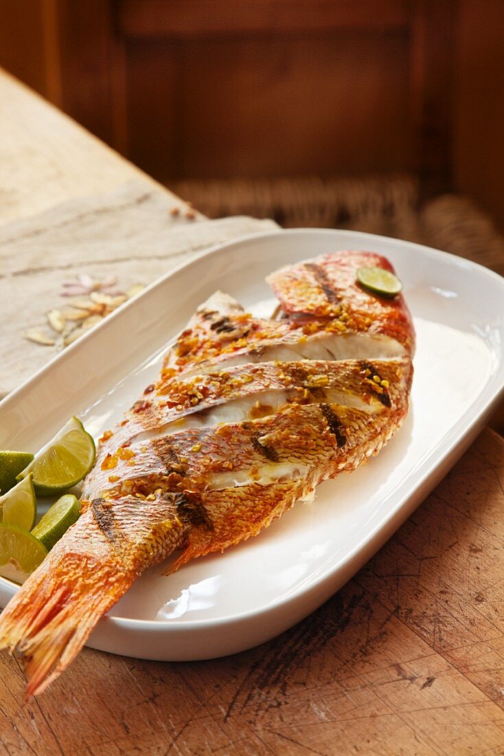 Gegrillter Red Snapper mit Knoblauch und Limetten