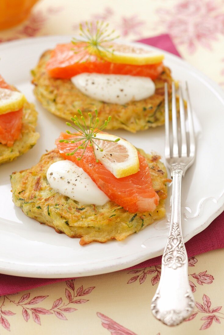 Courgette cakes with smoked salmon, sour cream and dill