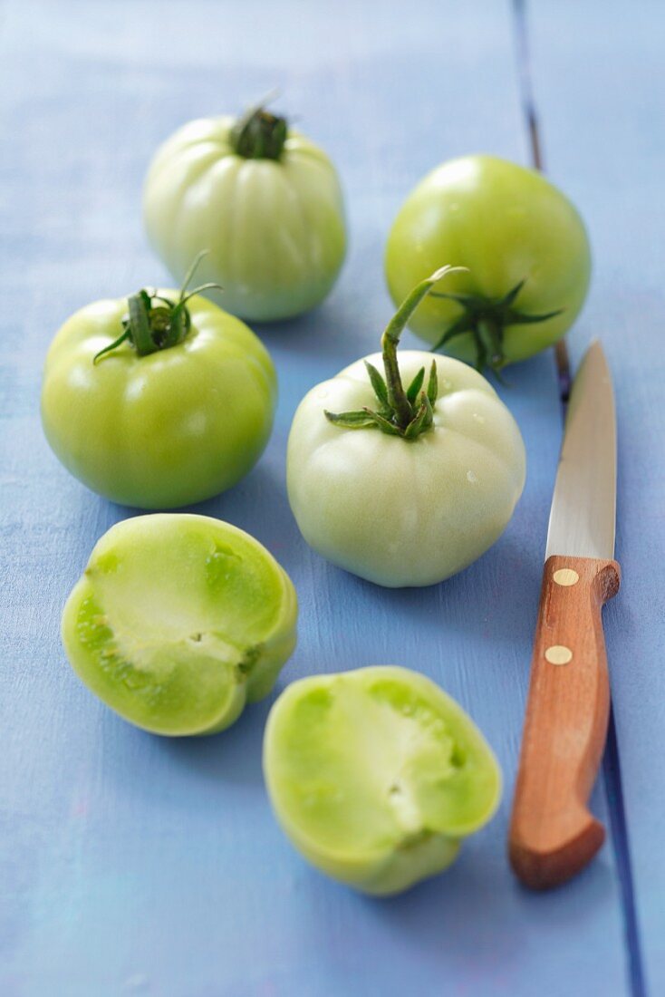 Grüne Tomaten, ganz und halbiert
