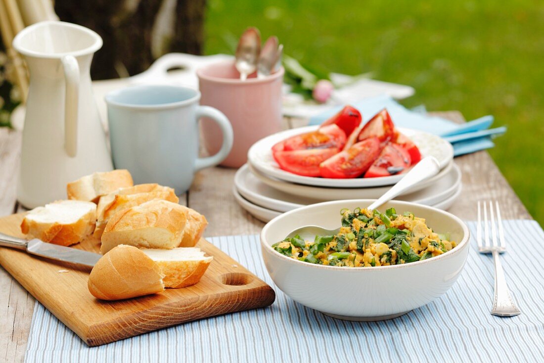 Scrambled egg with spinach, tomato salad with balsamic vinegar and a baguette