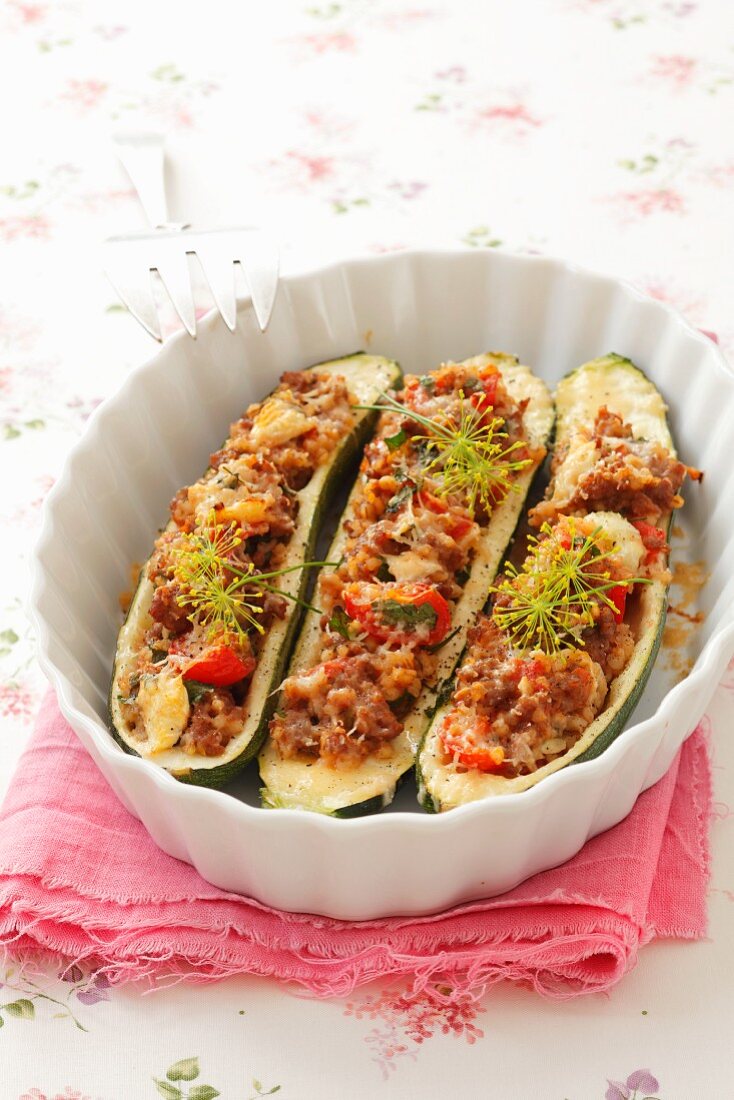 Gefüllte Zucchini mit Rinderhack, Perlgraupen und Tomaten