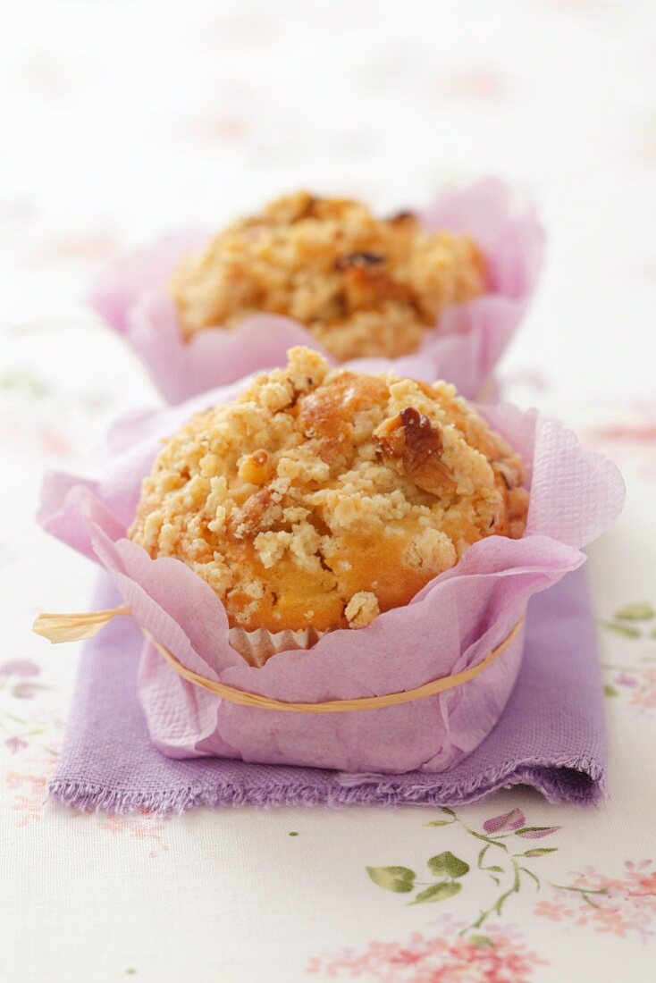 Apple muffins with walnut crumble