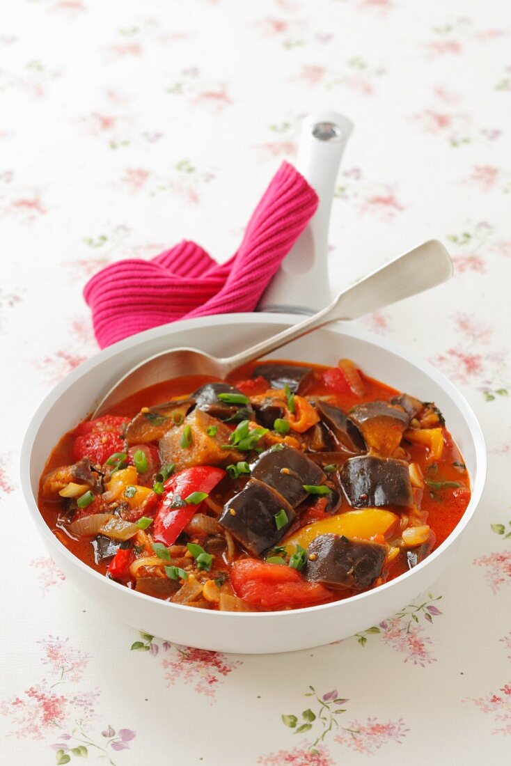 Aubergine and pepper stew with tomatoes