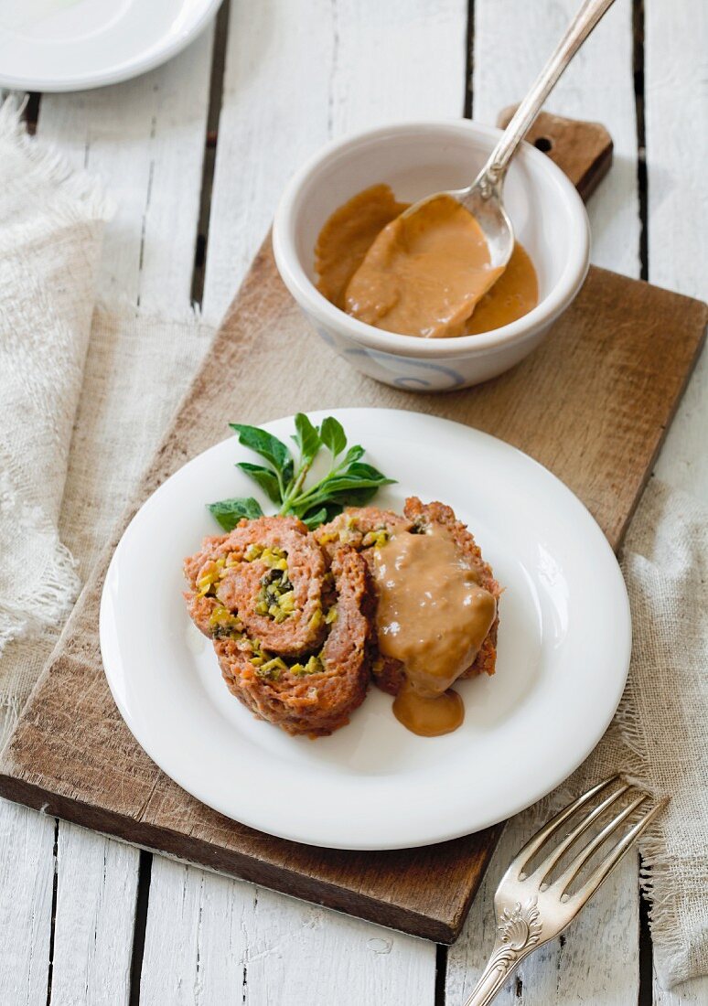 Meatloaf filled with leeks with gravy