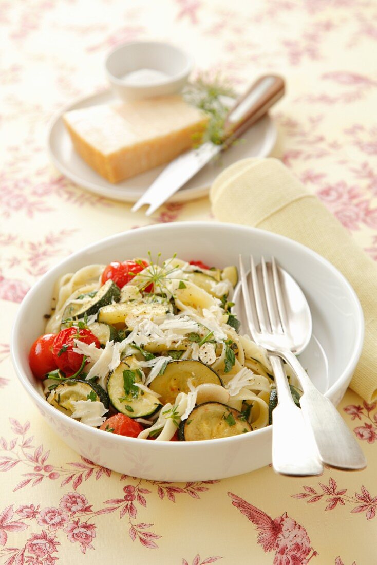 Pasta mit Zucchini, Kirschtomaten, Kräutern und Parmesan