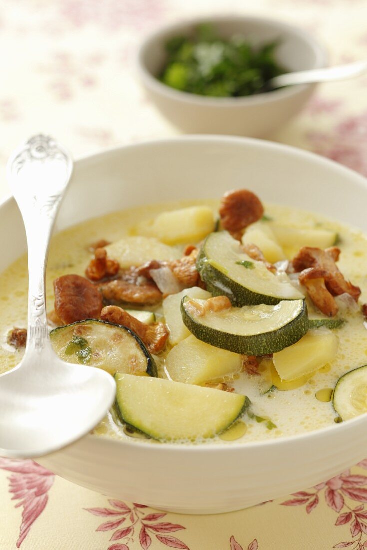 Courgette and chanterelle mushroom soup with potatoes and sour cream