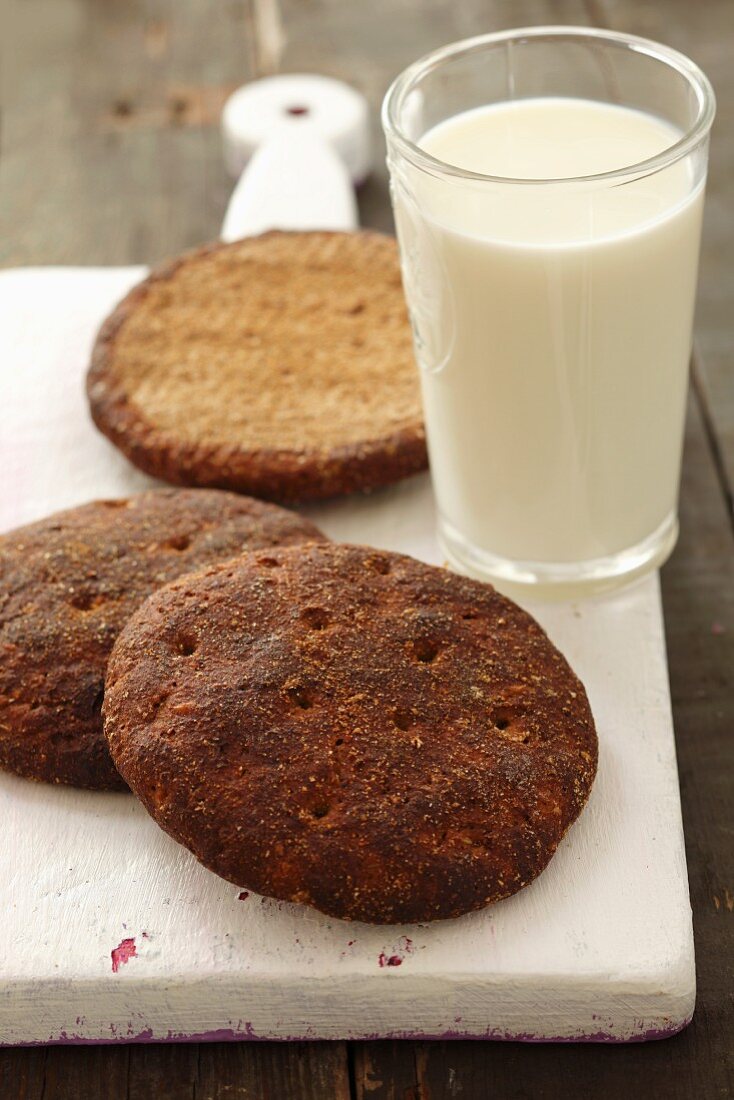 Minibrote und ein Glas Milch