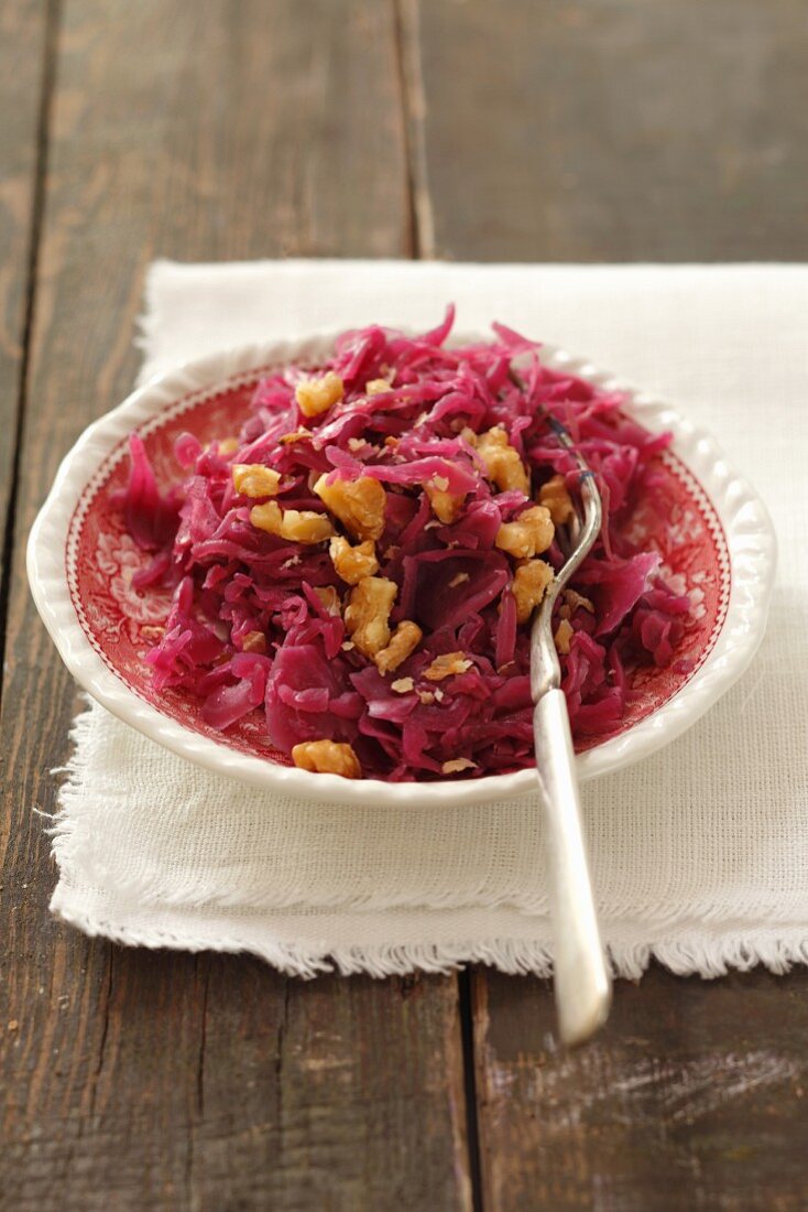 Red cabbage with walnuts