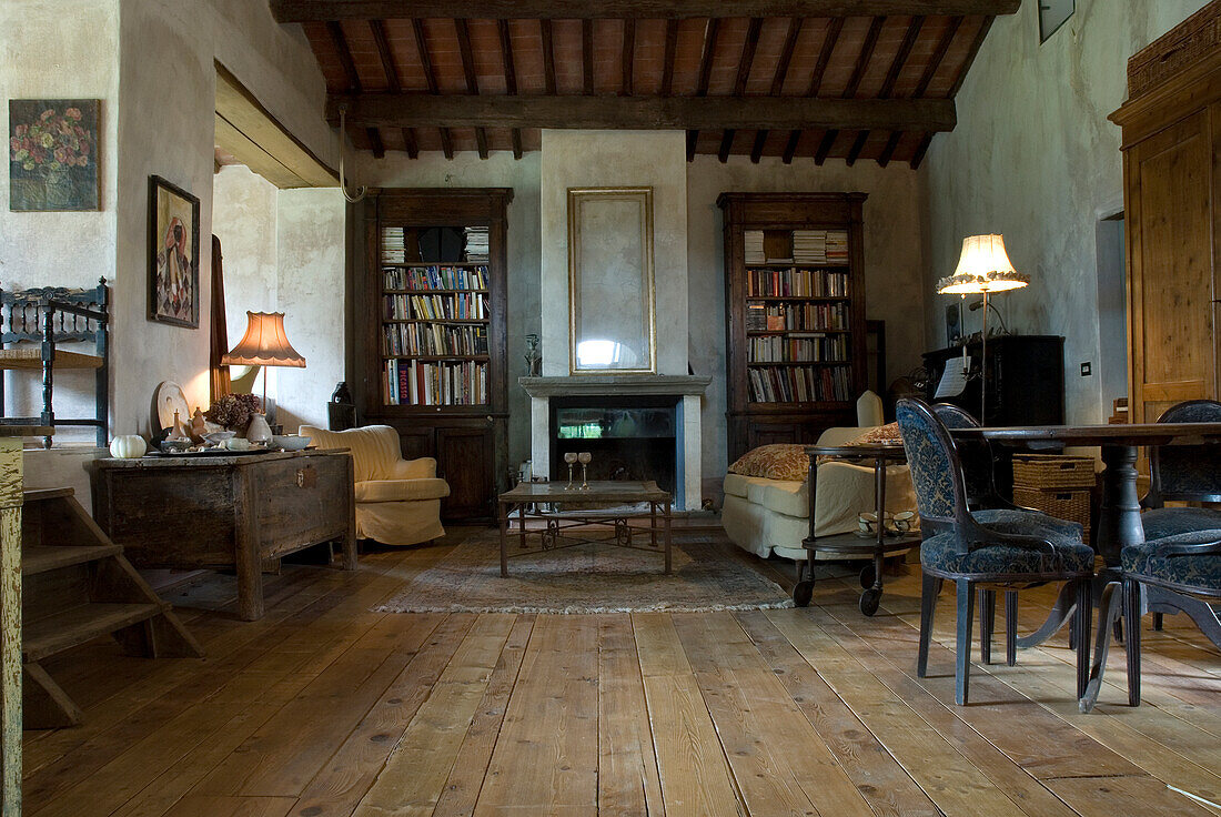 Wohnzimmer im rustikalen Stil mit Kamin und Bücherregalen