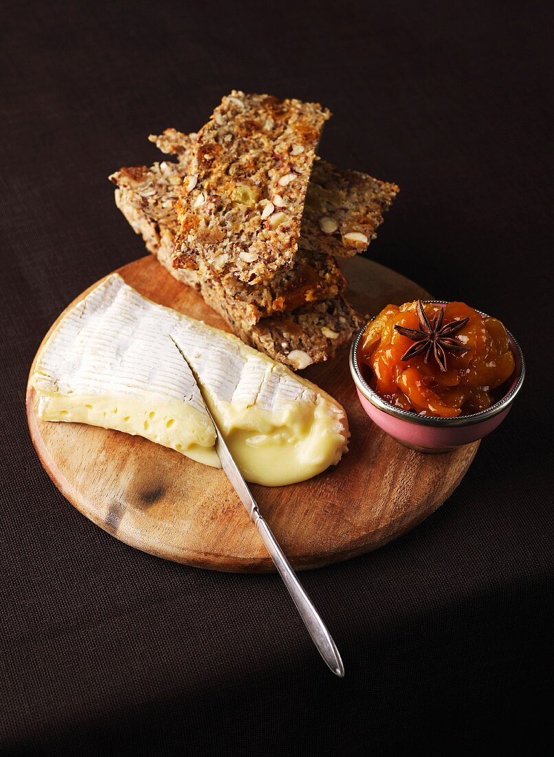 Weichkäse, Chutney und Vollkornbrot