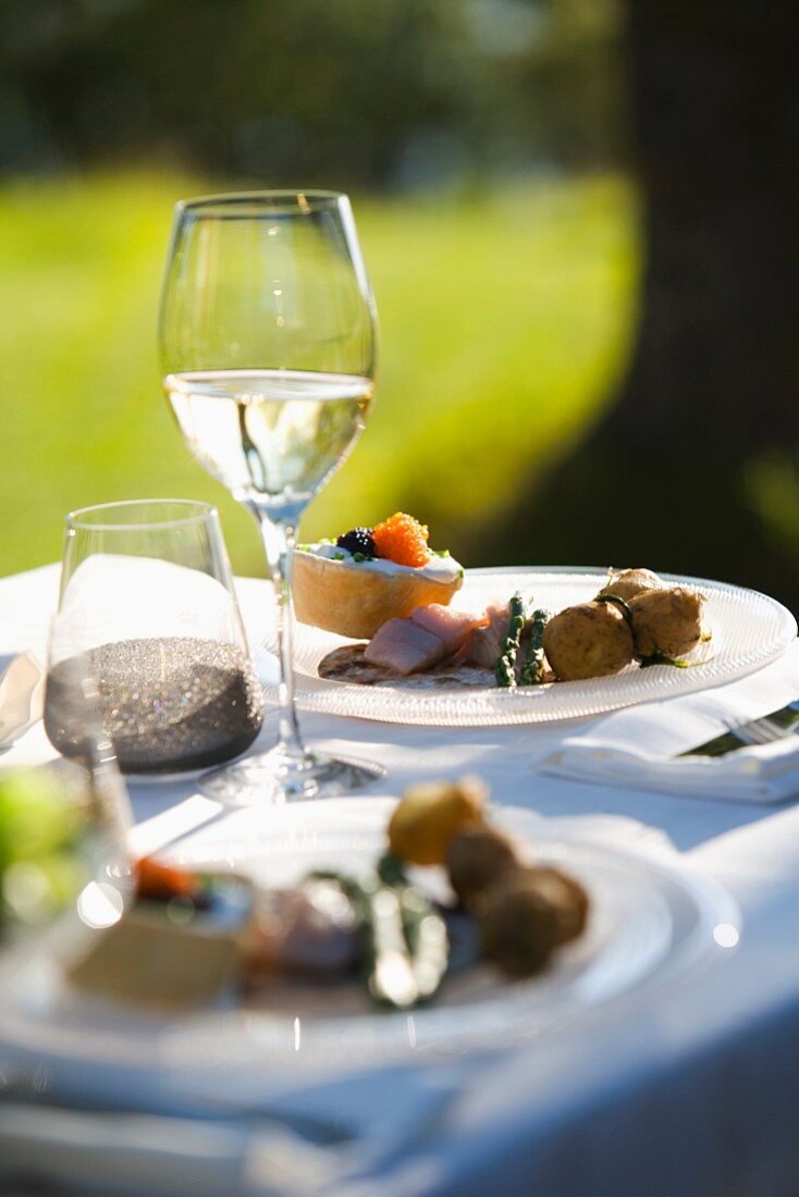Teller mit Gerichten einer Mittsommerparty in Schweden