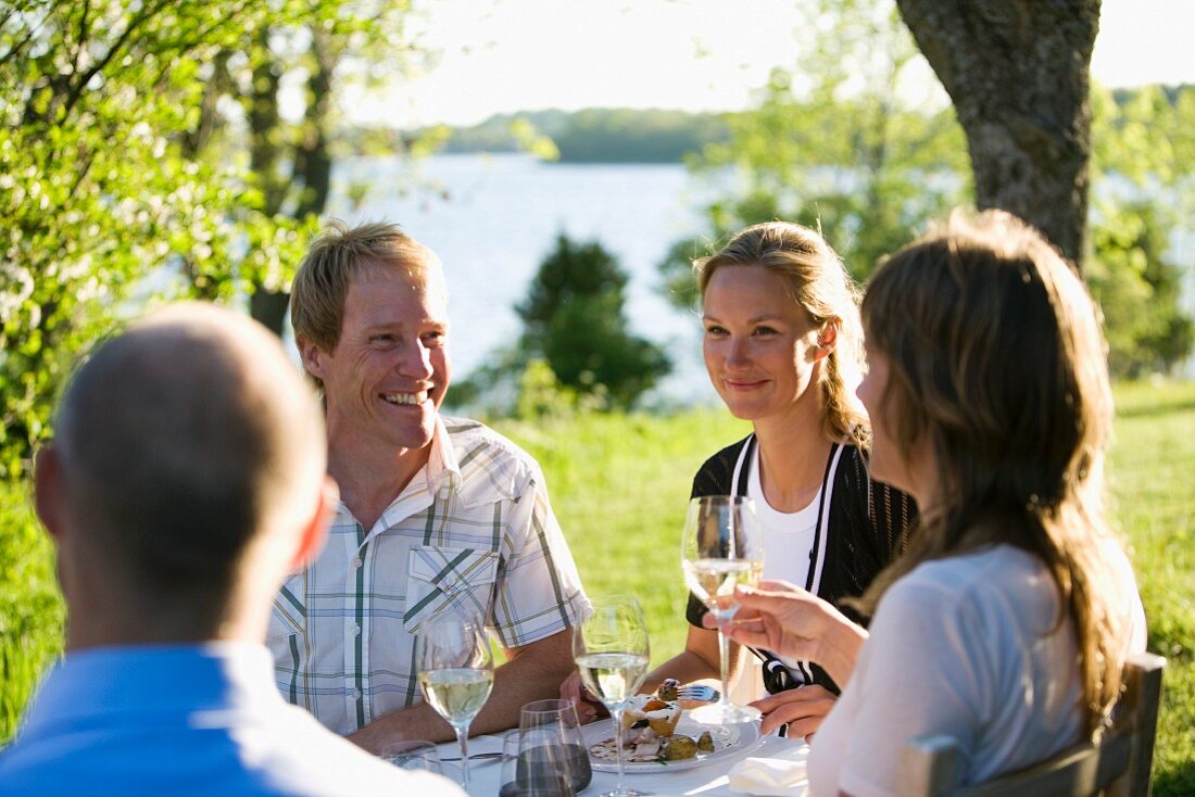 Freunde feiern eine Mittsommerparty in Schweden