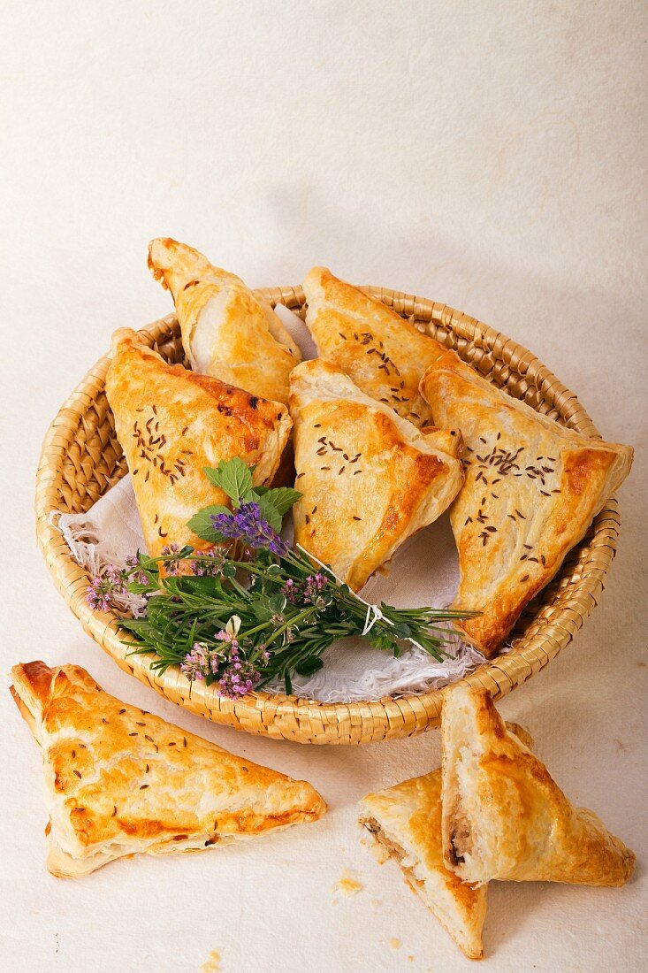 Spicy samosas with caraway seeds