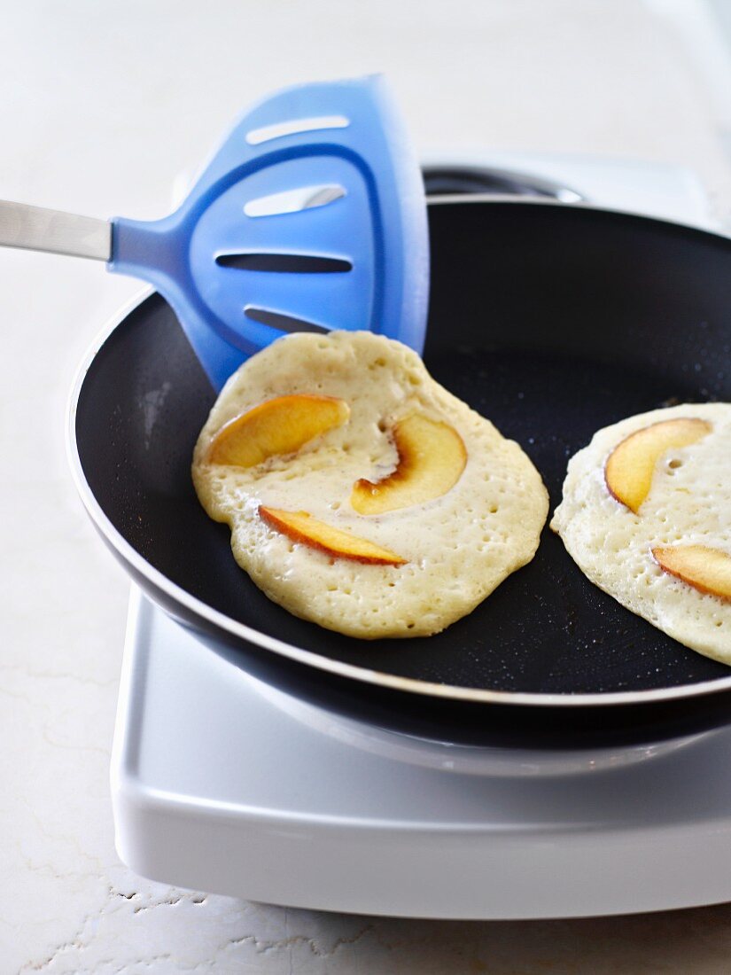 Pancakes mit Pfirsichen anheben
