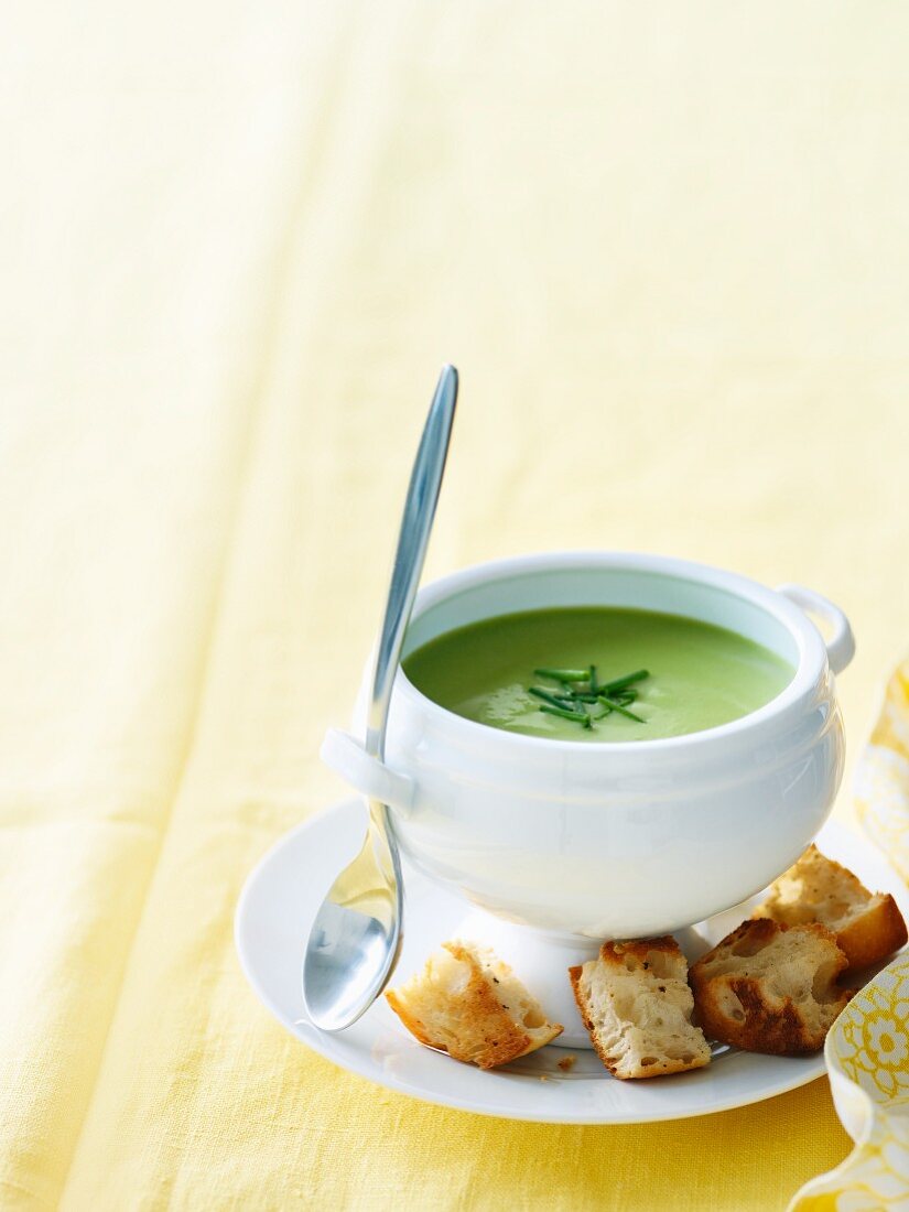 Pea soup with croutons