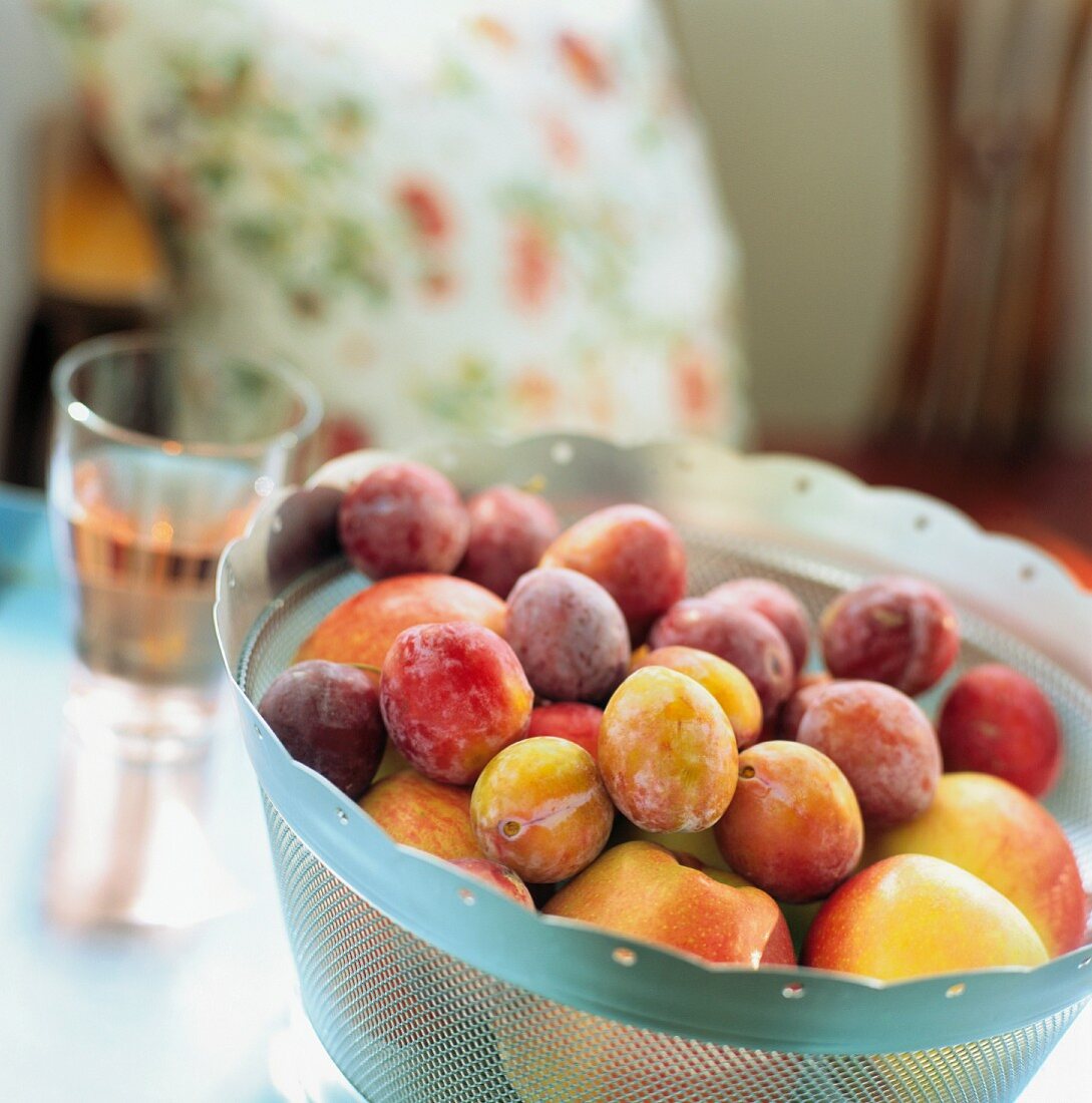 Obstschale mit Pflaumen und Äpfeln