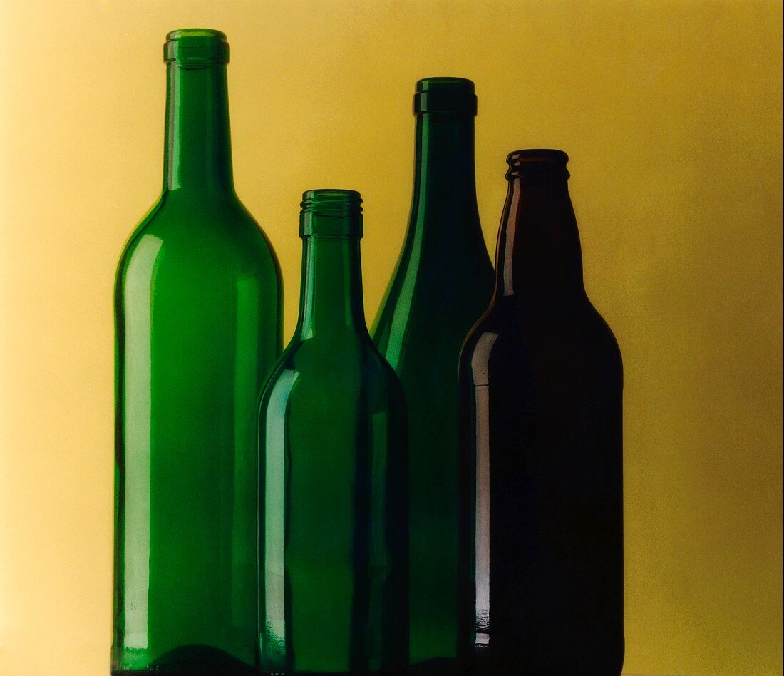 Mehrere leere Glasflaschen