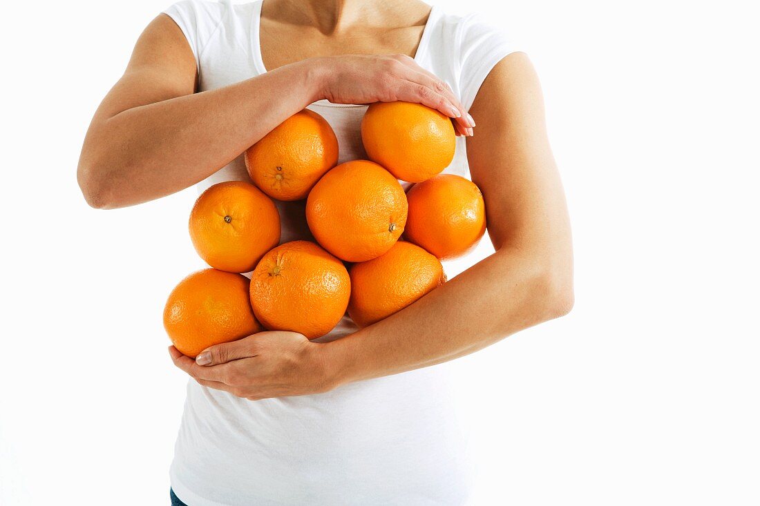 Frau hält Orangen