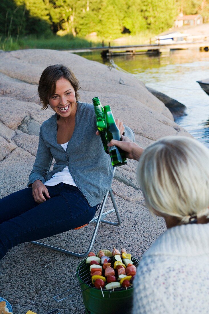 Zwei Frauen beim Picknick am Meer bei Stockholm (Schweden)