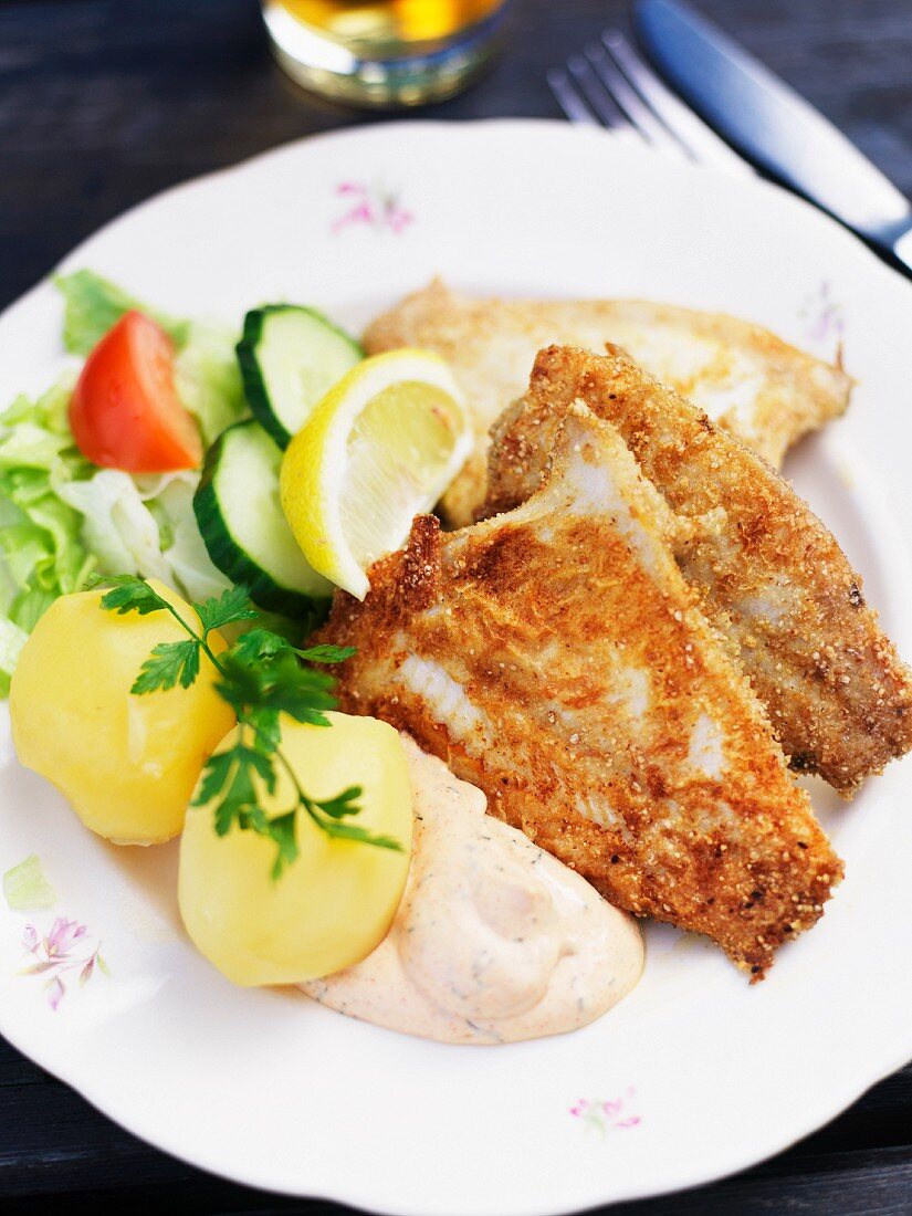 Gebratene Heringsfilets mit Kartoffeln und Remoulade