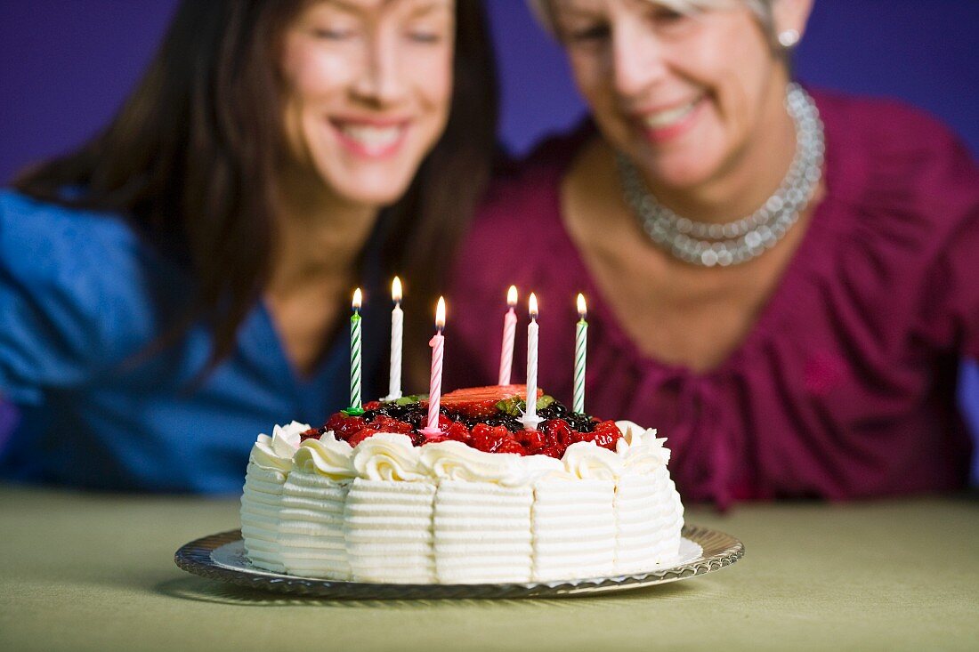 Zwei Frauen mit Geburtstagstorte