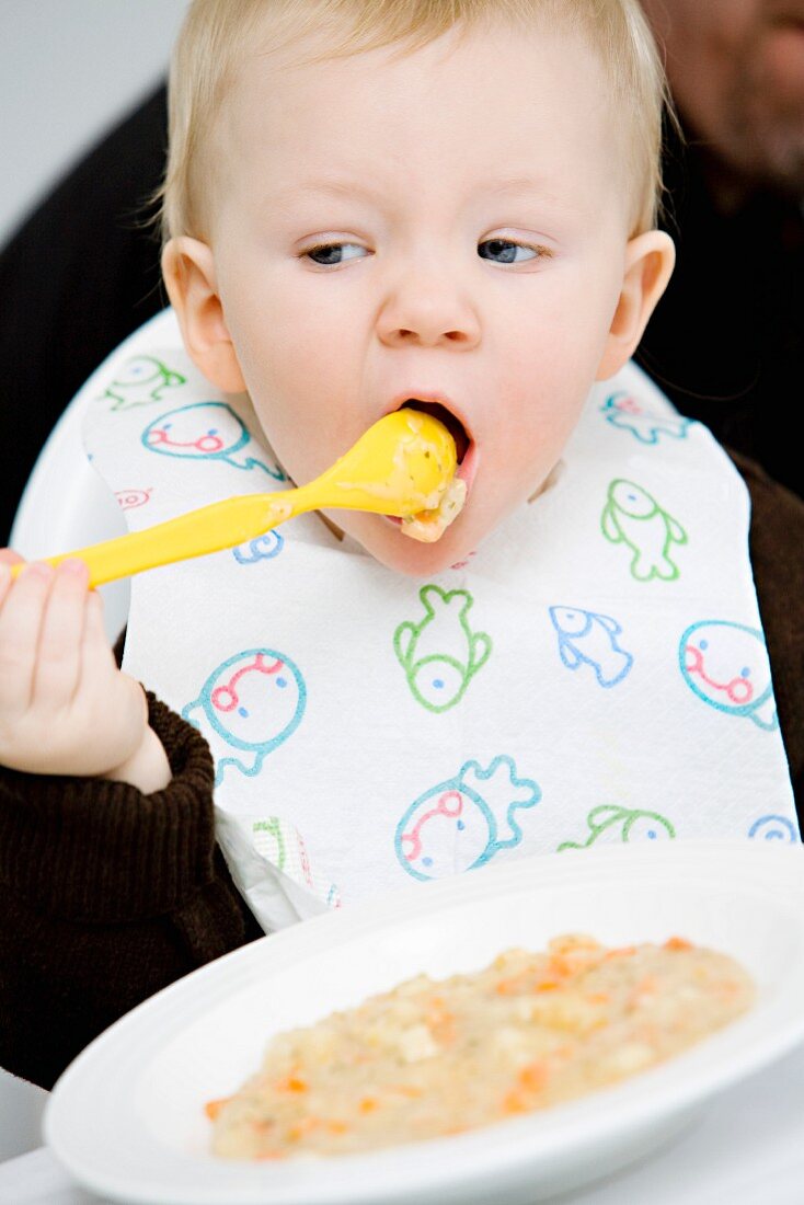 Baby isst Brei
