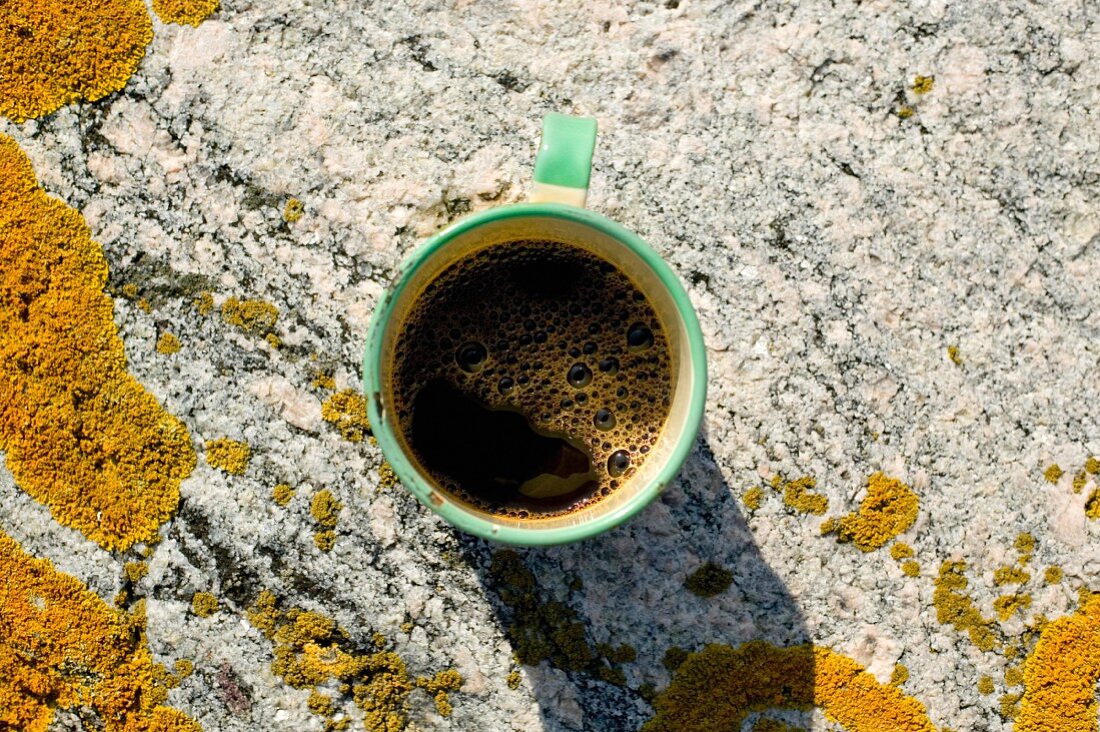 Kaffeetasse auf Felsen von oben