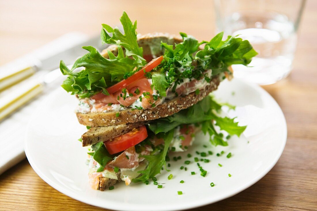 Vollkornbrot-Sandwiches mit Lachs, Tomaten und Rucola