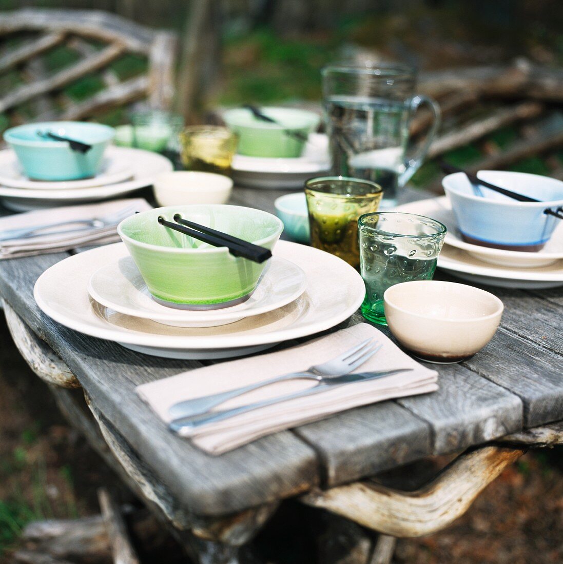 Gedeckter Tisch im Garten