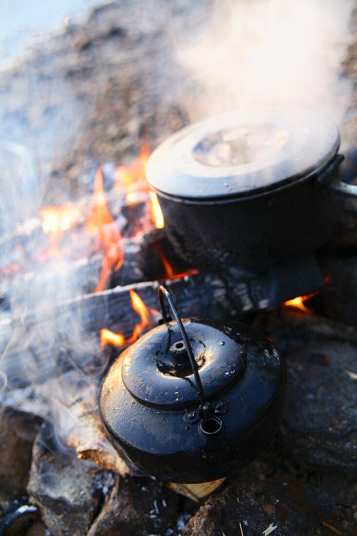 Kochtopf und Kessel auf dem Feuer