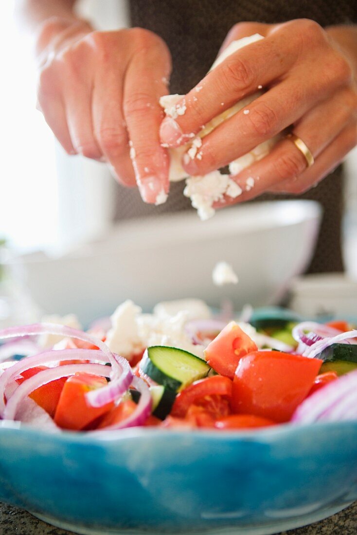 Griechischen Salat mit Feta bestreuen