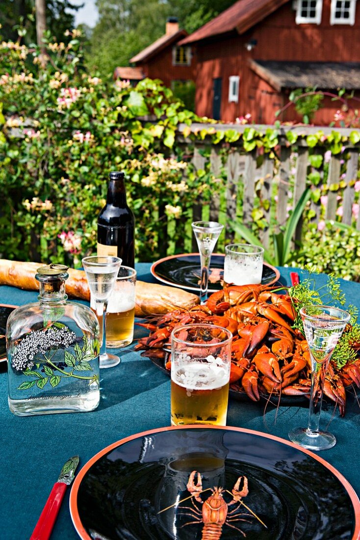 Flusskrebse auf gedecktem Tisch im Garten (Schweden)