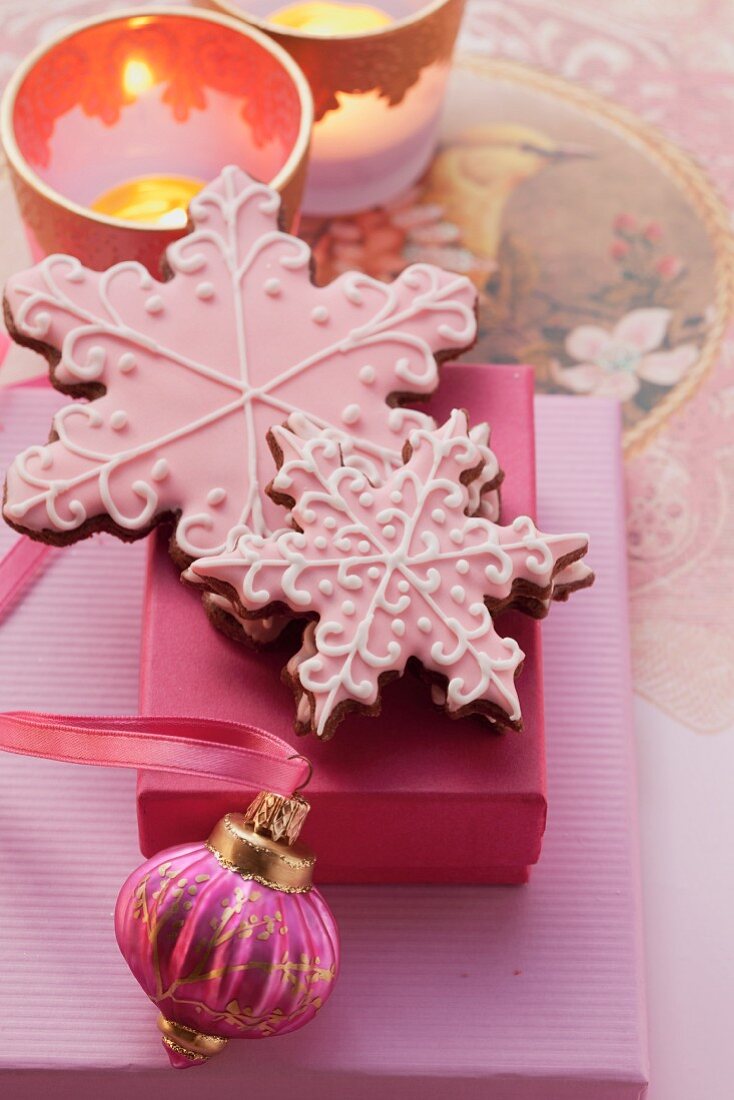 Star-shaped Christmas biscuits as a gift