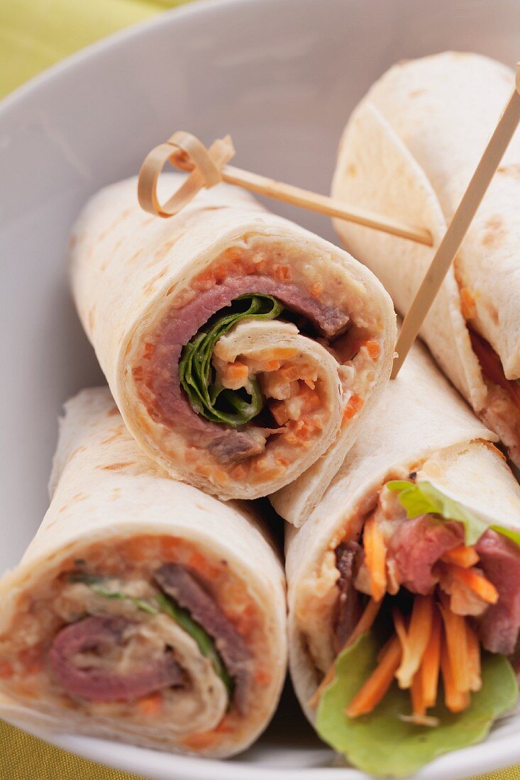Roast beef and vegetables wraps