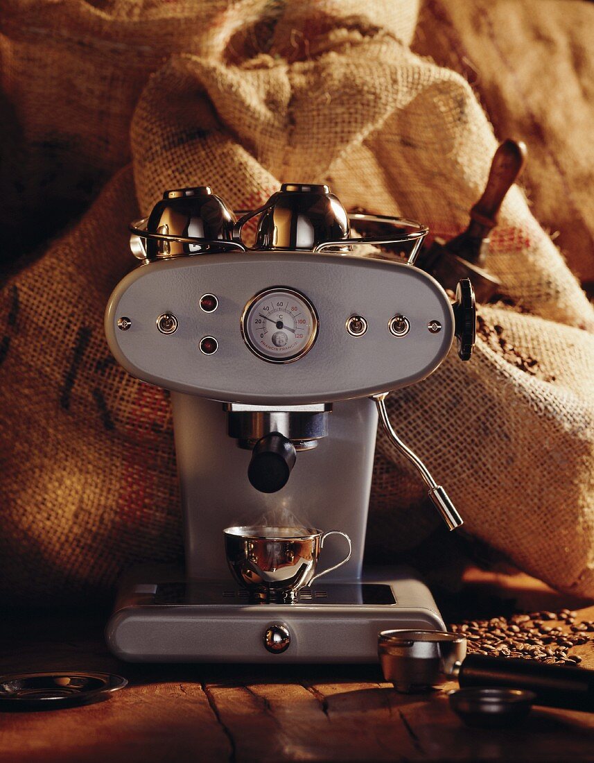 Espressomaschine vor Jutesäcken