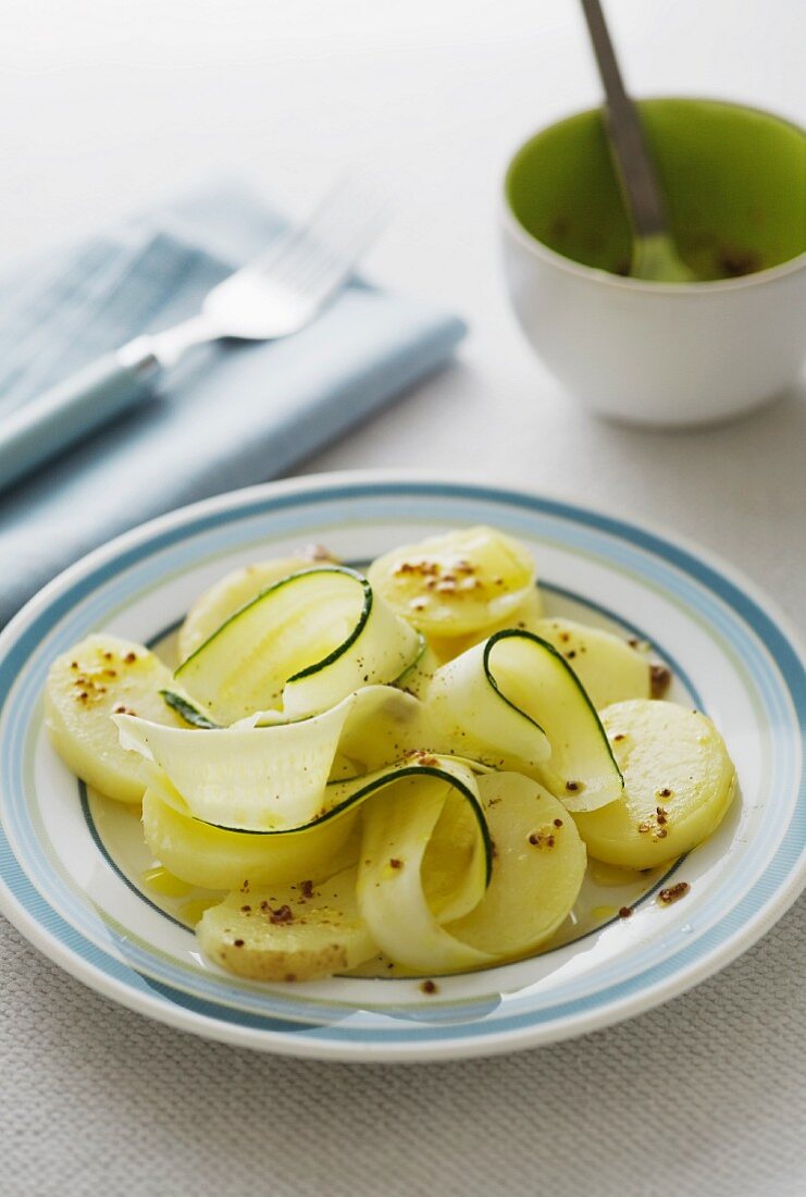 Kartoffelsalat mit Zucchini und Honig-Senf-Dressing