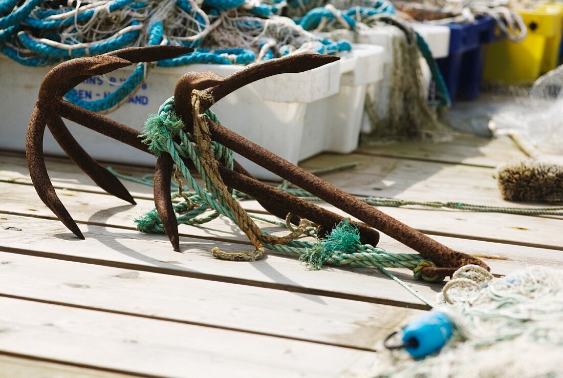 Anker und Behälter mit Fischernetzen auf Schiffsdeck