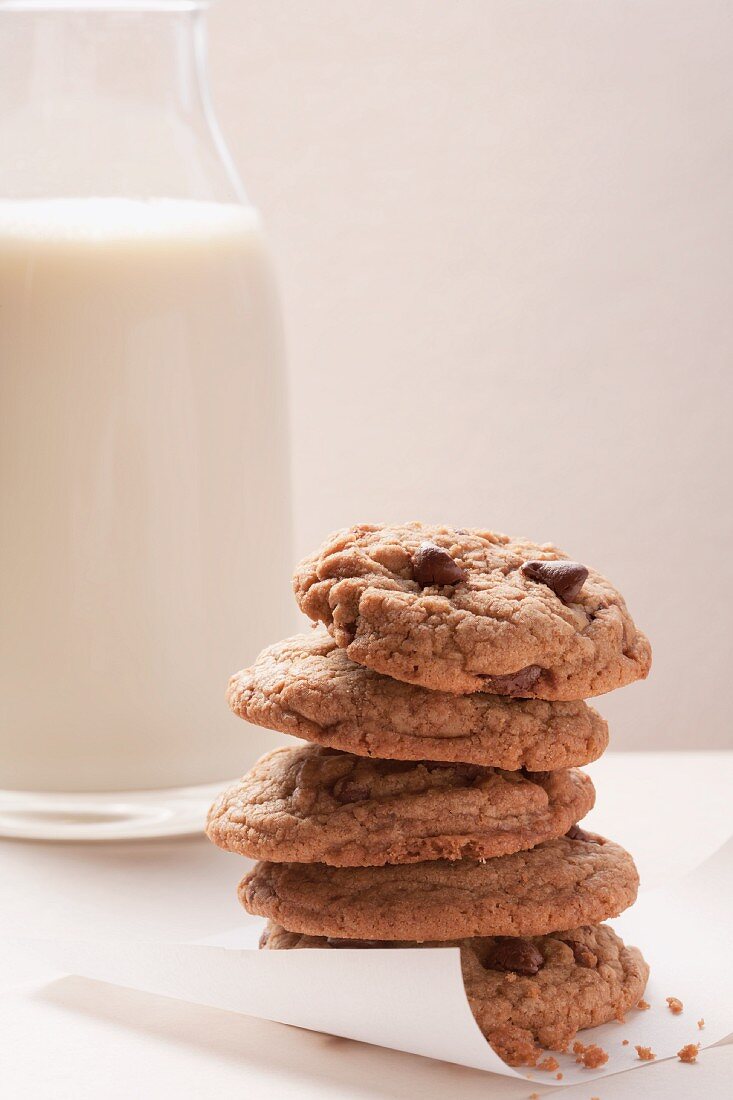 Chocolatechip Cookies und ein Glas Milch