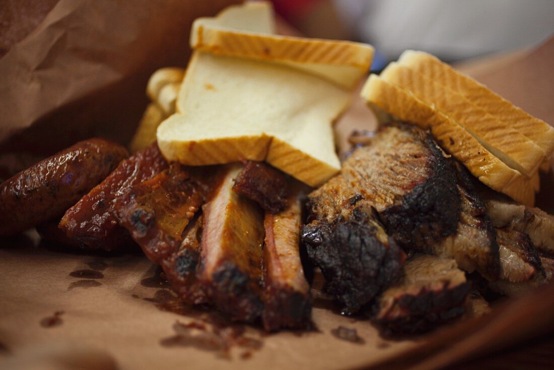 Spareribs mit Brot in Smittys Grillrestaurant (Lockhart, Texas, USA)