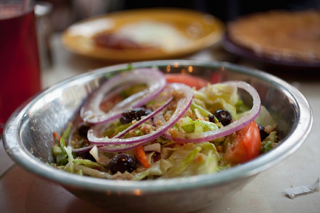 Gemüsesalat in Metallschüssel in Pamelas Diner in Pittsburgh, PA