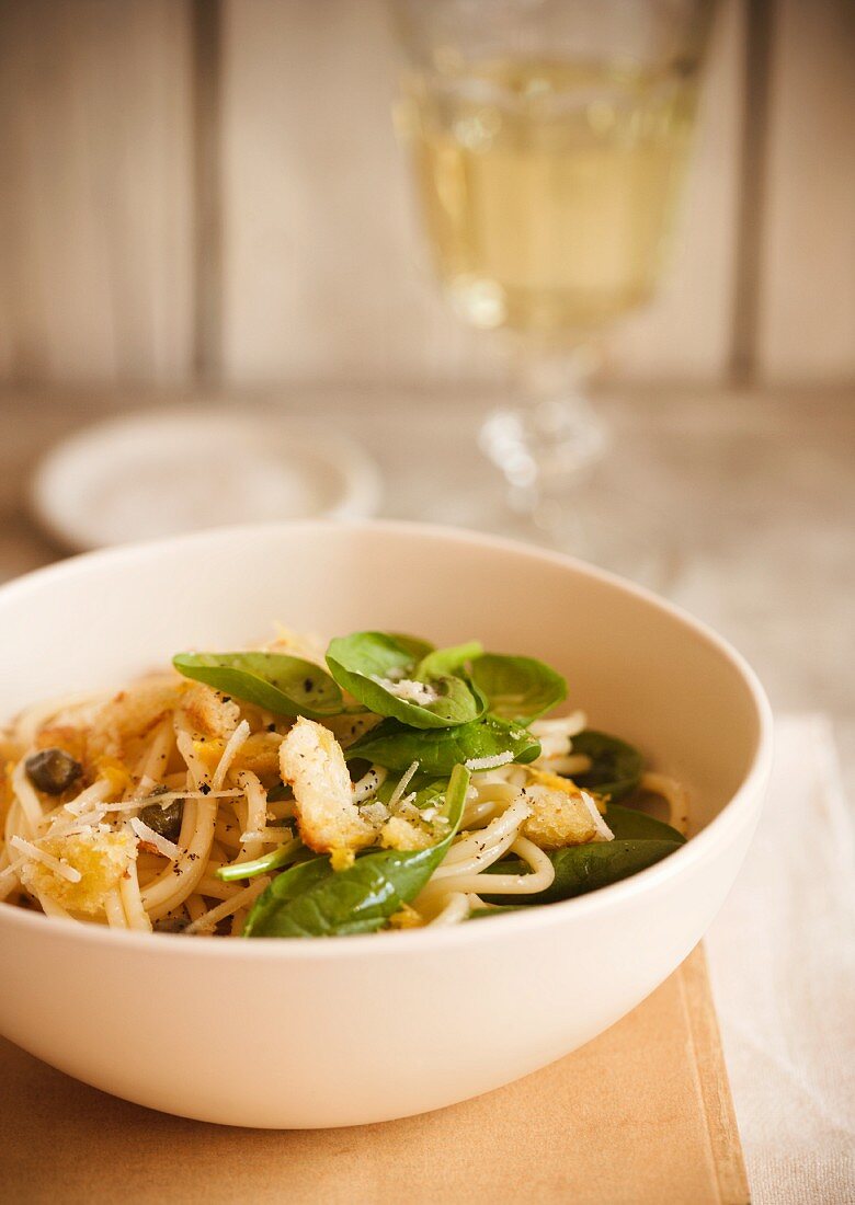 Spaghetti mit Baby-Spinat und Parmesanspänen